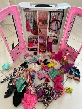 Portable Pink Doll Fashion Closet Playset with Accessories